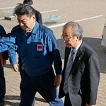 　東京電力廃炉資料館に到着し、小早川智明社長（左）の出迎えを受ける新潟県の花角英世知事＝１８日午前、福島県富岡町