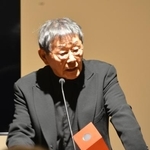 　イサム・ノグチ賞の授賞式で発言する彫刻家の安田侃さん＝１７日、米ニューヨーク（共同）