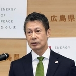 　記者会見する広島県の湯崎英彦知事＝１８日午前、広島県庁