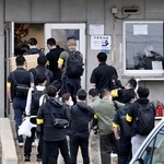 　１０月９日、千葉県船橋市のナンセイスチール本社へ家宅捜索に入る神奈川県警の捜査員