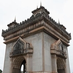 　凱旋門を視察される愛子さま＝１８日、ビエンチャン（代表撮影・共同）