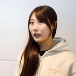 　合宿地のオーストリアから帰国し、取材に応じるスノーボード女子の村瀬心椛＝１８日、羽田空港