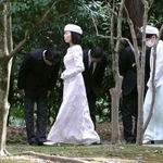 　「霊代を皇霊殿に遷すの儀」のため皇霊殿に向かわれる三笠宮家の彬子さま＝１８日午前、皇居・賢所正門前（代表撮影）