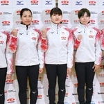 　ポーズをとるカーリング女子日本代表のフォルティウス＝１８日、札幌市