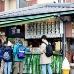 　大阪国税局から所得隠しを指摘された、食べ歩き食品の販売店「三忠」＝１８日午前、京都市右京区