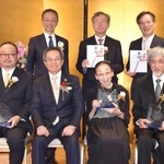 　ＪＡＳＲＡＣ音楽文化賞を受賞した「ＨＯＰＥプロジェクト」の二口とみゑさん（前列右から２人目）、「ぐらもくらぶ」の保利透さん（同左端）、「北海道農民管弦楽団」の牧野時夫さん（同右端）＝１８日午後、東京都港区