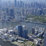 　東京都中央区で建設が進む高層マンション（手前）＝４月