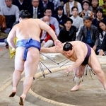 　義ノ富士（右）が押し出しで大の里を破る＝福岡国際センター