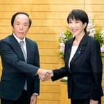 　会談を前に日銀の植田総裁（左）と握手する高市首相＝１８日午後、首相官邸