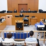 　不同意性交と傷害の罪に問われた在沖縄米兵の初公判が開かれた那覇地裁の法廷＝１８日午後（代表撮影）