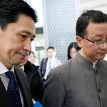 　中国外務省の劉勁松アジア局長（右）との協議を終えた日本外務省の金井正彰アジア大洋州局長＝１８日、北京（共同）