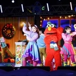 　報道関係者などに公開された、ＵＳＪのクリスマスイベントのショー＝１８日夕、大阪市此花区