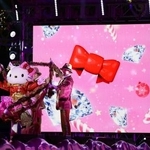 　報道関係者などに公開された、ＵＳＪのクリスマスイベントのショーに登場した「ハローキティ」＝１８日夕、大阪市此花区