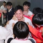 　男子団体３位決定戦で勝利し、迎えられる蒲生和麻（中央）＝東京武道館
