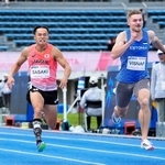 　男子１００メートル決勝　力走する佐々木琢磨（左）＝駒沢陸上競技場