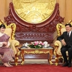 　初の海外公式訪問先となるラオスで、トンルン国家主席（右）を表敬訪問された愛子さま＝１８日、ビエンチャン（代表撮影・共同）