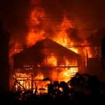 　大分市佐賀関の火災現場＝１８日午後８時５４分