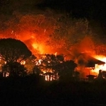 　激しく炎が上がる大分市佐賀関の火災現場＝１８日午後９時３９分