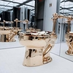 　サザビーズが７日に公開した「黄金の便器」＝ニューヨーク（ロイター＝共同）