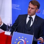 　記者会見するフランスのマクロン大統領＝１８日、ベルリン（ロイター＝共同）