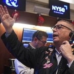 　ニューヨーク証券取引所のトレーダーたち＝１８日（ＡＰ＝共同）