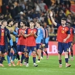 　サポーターの声援に応えるスペインの選手たち＝１８日、セビリア（アナドル提供・ゲッティ＝共同）