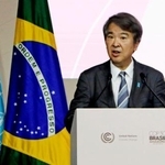 　ＣＯＰ３０の閣僚級会合で演説する石原環境相＝１８日、ブラジル・ベレン（共同）