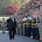 　創設８０年に合わせ社会安全省を訪問した北朝鮮の金正恩朝鮮労働党総書記（中央）＝１８日（朝鮮中央通信＝共同）