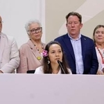 　化石燃料脱却に向けた工程表策定を求めて記者会見した、マーシャル諸島のティナ・ステゲ気候変動担当特使（前列中央）ら＝１８日、ブラジル・ベレン（共同）