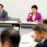 　社民党の常任幹事会で発言する福島党首。左はラサール石井副党首＝１９日午前、国会