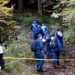 　現場に向かう山道に入る警察官ら＝１９日午前１０時４５分、福岡県八女市