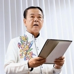 　記者会見する沖縄県南城市の古謝景春前市長＝１９日午前、那覇市