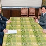 　会談に臨む自民党の小林政調会長（手前右）と公明党の岡本政調会長（同左）ら＝１９日午前、国会