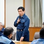 　豚熱の対策本部会議で発言する鹿児島県の塩田康一知事＝１９日午前、鹿児島県庁