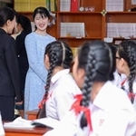 　ラオス首都ビエンチャンの学校を訪れ、生徒らと言葉を交わされる愛子さま＝１９日（代表撮影・共同）