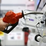 　ガソリンスタンドで給油＝東京都内