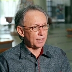 　報道陣の取材に応じる沖縄県の玉城デニー知事＝１９日午後、沖縄県庁