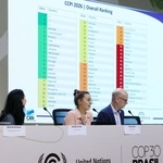 　ＣＯＰ３０の会場で記者会見する「ジャーマンウオッチ」などの研究チーム＝１８日、ブラジル・ベレン（共同）