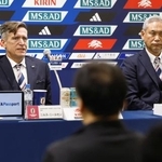 　カナダとの国際親善試合に臨む「なでしこジャパン」のメンバーを発表し記者会見する（左から）ニールセン監督、佐々木女子委員長＝１９日、東京都内