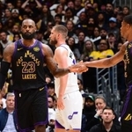 　ジャズ戦に出場したレーカーズの八村塁（右）とＬ・ジェームズ（左）＝１８日、ロサンゼルス（ＮＢＡＥ・ゲッティ＝共同）