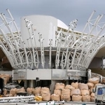 　解体工事が進むクウェート館＝１３日、大阪市此花区の夢洲