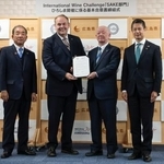 　締結式に臨んだ広島県酒造組合の梅田修治さん（右から２人目）ら＝１９日午後、広島市中区