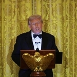 　米ワシントンのホワイトハウスで話すトランプ大統領＝１８日（ロイター＝共同）