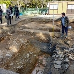 　東大寺の講堂跡での発掘調査で見つかった基壇の跡＝１９日午後、奈良市