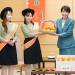 　奈良県特産の柿を贈呈される高市首相（右）＝１９日、首相官邸