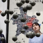 　ＣＯＰＥビジターセンターでクラスター弾に関する展示を視察される愛子さま＝１９日、ビエンチャン（代表撮影・共同）