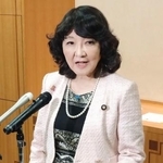 　日銀総裁との会談後、取材に応じる片山財務相＝１９日午後、東京都内