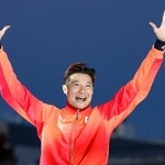 　男子４００メートルで優勝し、表彰式で笑顔の山田真樹＝駒沢陸上競技場