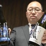 　水力発電所のトンネル内で熟成させた日本酒「純米吟醸　京極貯蔵」（左）と「特別純米　十勝」＝１９日午後、札幌市