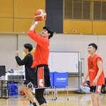 　直前合宿でシュート練習をするバスケットボール男子日本代表主将の渡辺雄（左手前）＝１９日、東京都北区